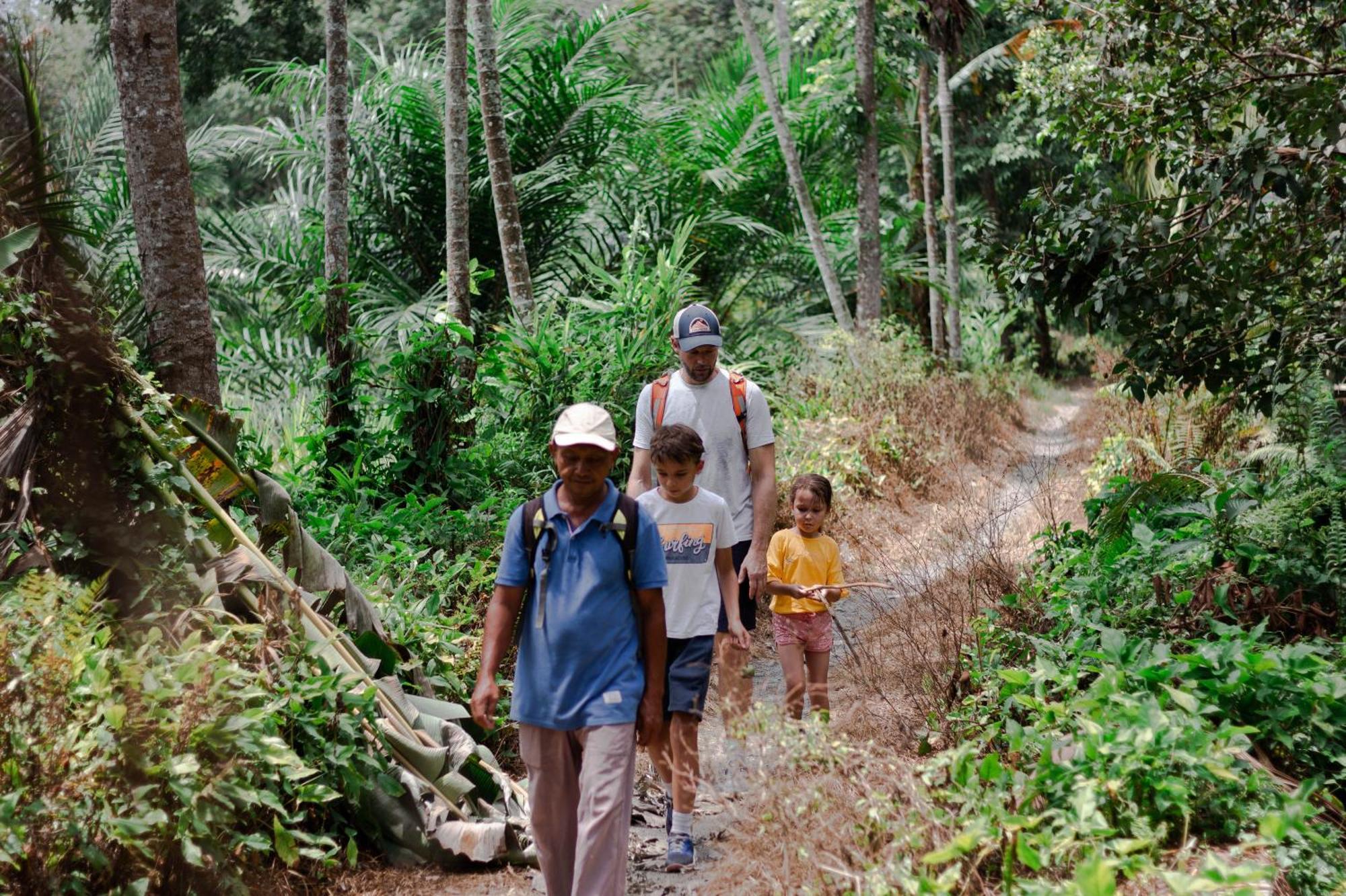 Ambow Homestay Jungle Trekking & Village Tour Bukit Lawang Exteriör bild