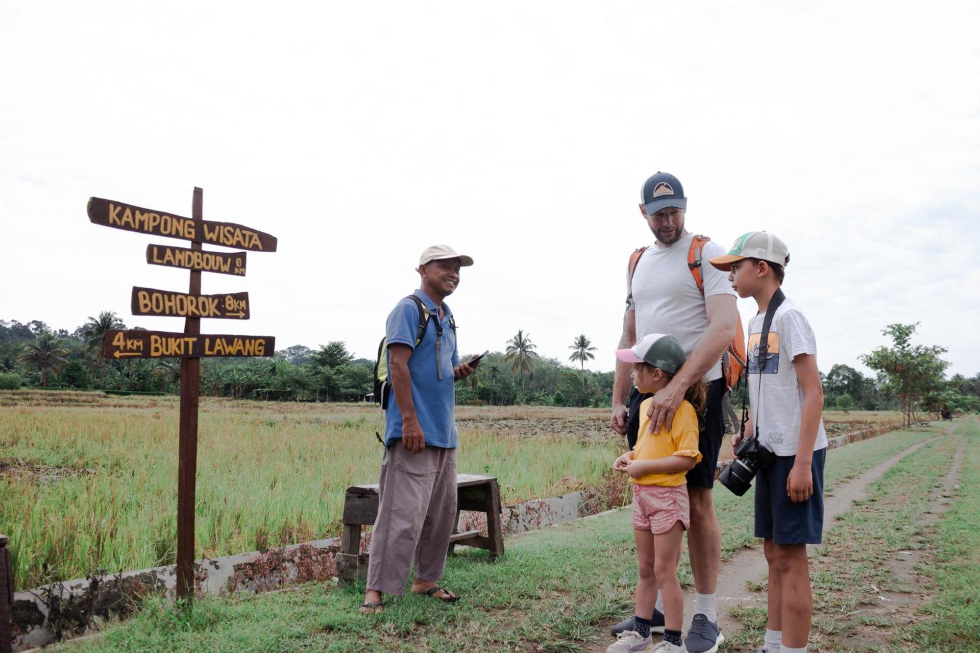 Ambow Homestay Jungle Trekking & Village Tour Bukit Lawang Exteriör bild