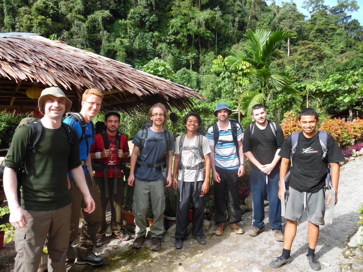 Ambow Homestay Jungle Trekking & Village Tour Bukit Lawang Exteriör bild
