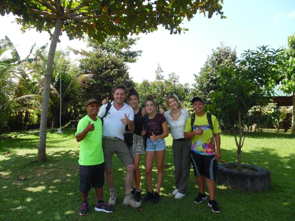 Ambow Homestay Jungle Trekking & Village Tour Bukit Lawang Exteriör bild