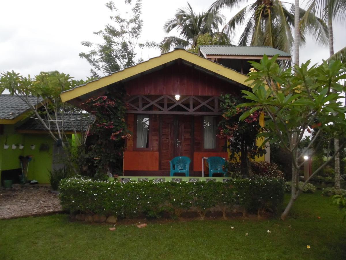 Ambow Homestay Jungle Trekking & Village Tour Bukit Lawang Exteriör bild