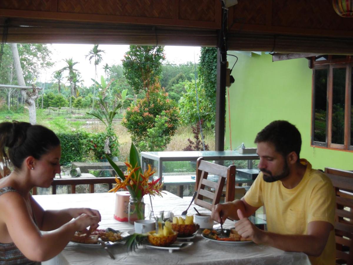 Ambow Homestay Jungle Trekking & Village Tour Bukit Lawang Exteriör bild